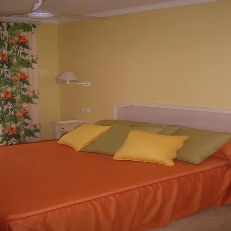 El Amanecer Hotel *